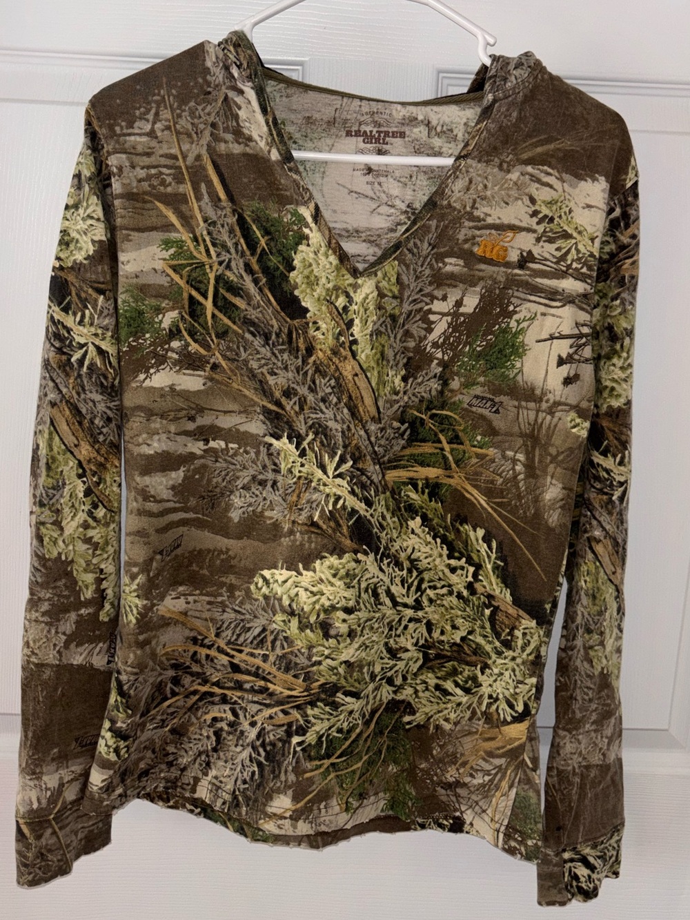 Realtree Women's Camo V-Neck Long Sleeve Shirt with Hood Sz M